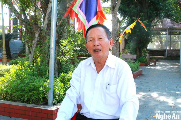Ông Hoàng Đăng Hùng - quản lý di tích kiêm thủ từ đền Xuân Hòa trao đổi về lịch sử của đền. Ảnh: GH