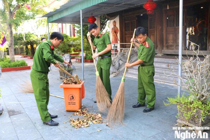 Chi đoàn Thanh niên Công an xã Hưng Nguyên Nam nhận trách nhiệm chăm sóc , bảo vệ đền Xuân Hòa và bia tưởng niệm liệt sĩ của xã. Ảnh: GH