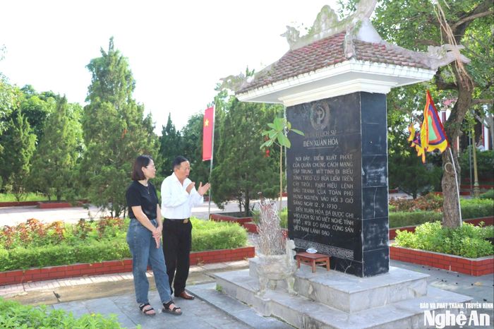 Thủ từ kiêm quản lý di tích lịch sử - văn hóa đền Xuân Hòa trao đổi về lịch sử của đền. Ảnh: PV