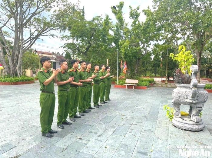 Chi đoàn Công an xã Hưng Nguyên Nam dâng hương tại Bia tưởng niệm liệt sĩ xã và Di tích lịch sử đền Xuân Hòa. Ảnh: CSCC