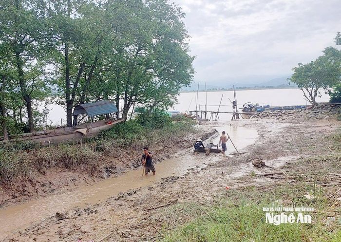 Người dân xã Lam Thành khơi thông dòng chảy, phòng, chống ngập úng trước khi bão số 5 đô bộ. Ảnh: Công Kiên