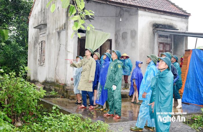 Lãnh đạo xã Lam Thành chỉ đạo việc chặt tỉa cành cây trước khi bão số 5 đổ bộ. Ảnh: Công Kiên