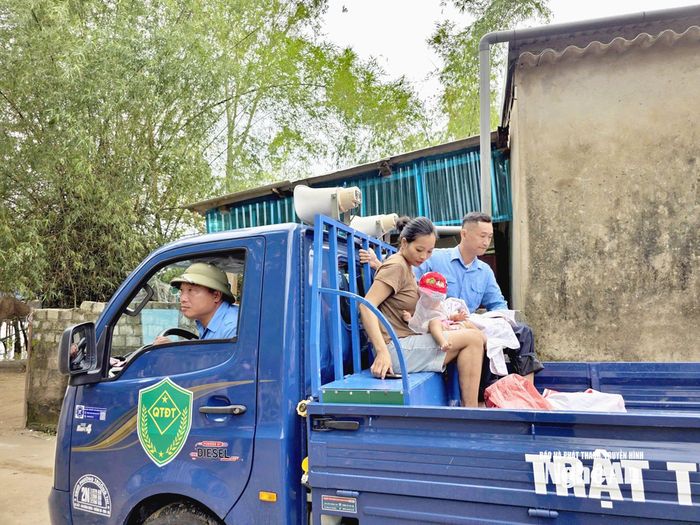 Chính quyền phường Trường Vinh cho biết, trước 20h tối nay (24/8,) toàn bộ người già, trẻ em, phụ nữ sẽ được di dời đến nơi an toàn . Ảnh: Hoài Thu