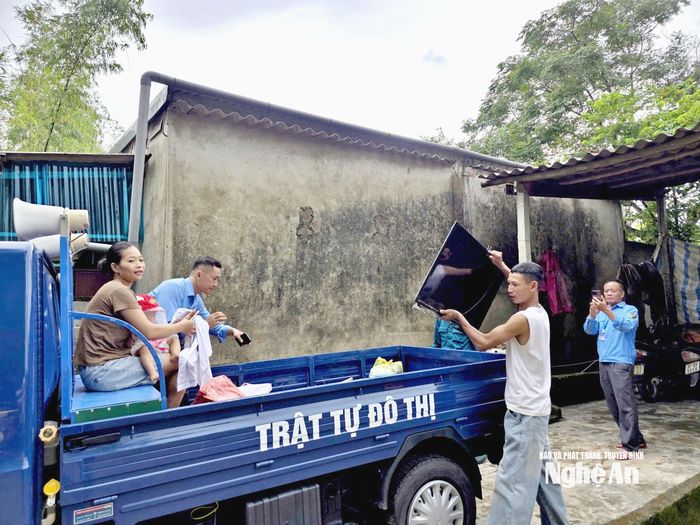 Ghi nhận của chúng tôi tại cụm dân cư Hòa Lam, hơn 60 hộ dân tại đây rất chủ động trong công tác phòng, chống bão, tuân thủ hướng dẫn của chính quyền địa phương với phương châm phòng hơn chống. “Cán bộ phường, cán bộ khối xóm nhắc nhở thường xuyên. Chúng tôi cũng nhận thấy mức độ nghiêm trọng của cơn bão nên cũng gấp rút cho tàu, thuyền lên bờ. Nhà ở gần mép sông Lam nên gia đình tôi cũng sẽ di dời, đi ở nhờ nhà họ hàng nơi cao ráo, hết bão mới về”, ông Nguyễn Văn Định - một hộ dân ở Hòa Lam cho biết. Ảnh: Hoài Thu