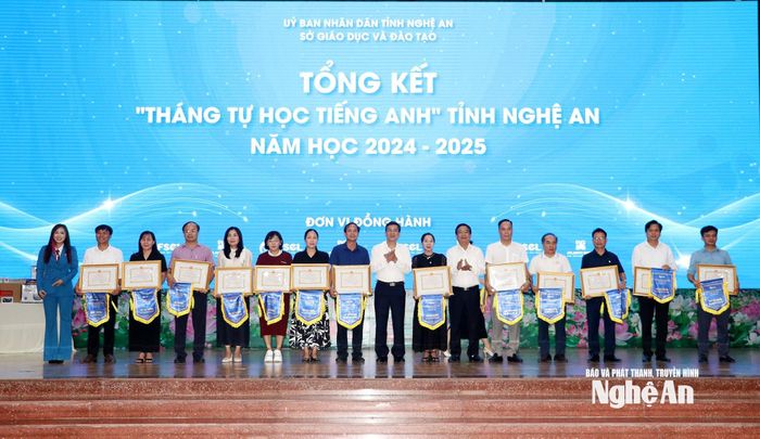 Lãnh đạo Sở Giáo dục và Đào tạo khen thưởng cho các tập thể xuất sắc. Ảnh: Mỹ Hà