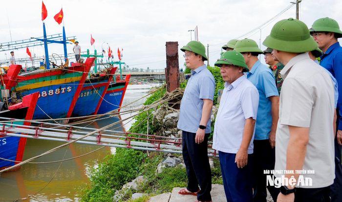 Bí thư Tỉnh ủy Nguyễn Đức Trung kiểm tra, chỉ đạo công tác ứng phó bão số 5 tại khu neo đậu, tránh trú bão Lạch Cờn ở phường Quỳnh Mai. Ảnh: Phạm Bằng