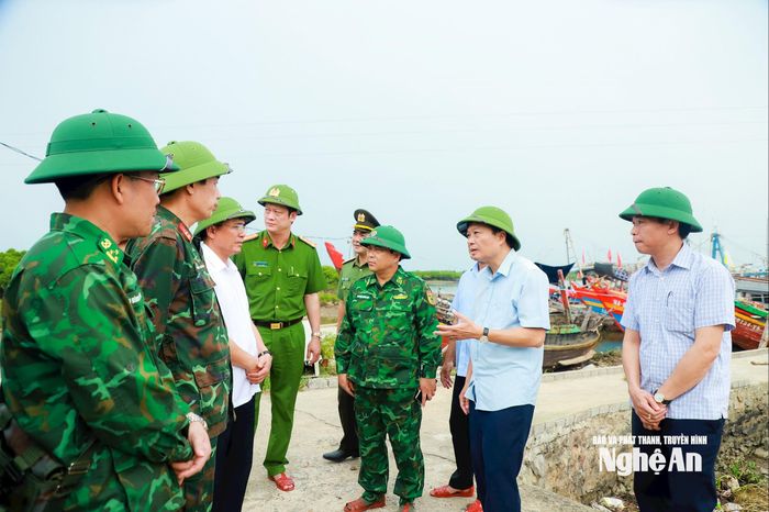 Chủ tịch UBND tỉnh Lê Hồng Vinh trao đổi, giao nhiệm vụ với lãnh đạo xã Diễn Châu. Ảnh: Thành Duy