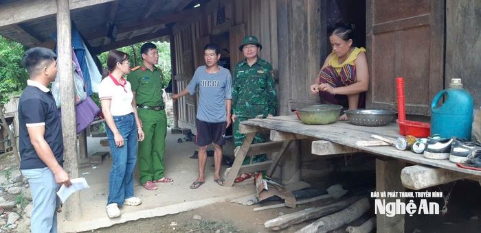 Các lực lượng ở xã Mường Típ vận động người dân bản Ta Đo di dời đến nơi an toàn trước khi bão số 5 đổ bộ. Ảnh: CSCC