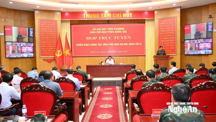 Quang cảnh cuộc làm việc tại Sở Chỉ huy tiền phương của Chính phủ đặt tại Bộ Tư lệnh Quân khu 4. Ảnh: Thành Cường