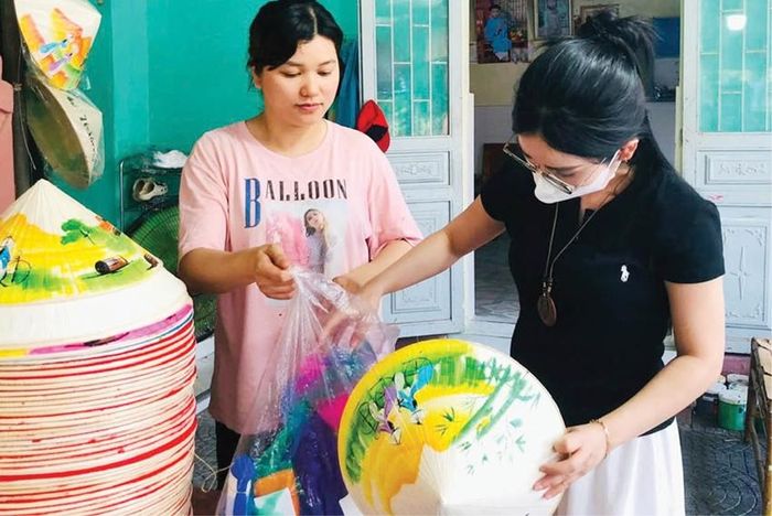  Du khách sau khi tham quan cồn Hến, thích thú ghé đến cơ sở của Vi lựa nón lá
