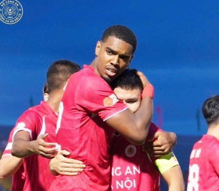 Alan ăn mừng bàn thắng mở tỷ số nhờ Quang Hải kiến tạo. Ảnh: CAHN FC