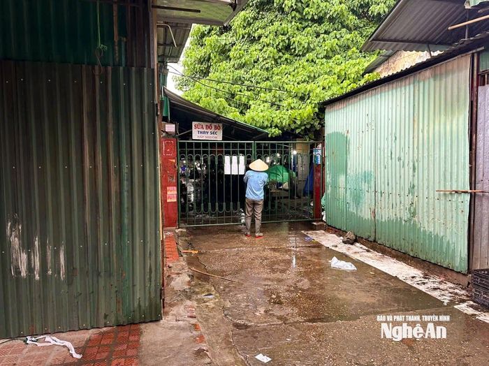 Việc đóng cửa chợ, tạm thời ngừng kinh doanh là cần thiết để đảm bảo an toàn cho các tiểu thương khi bão đổ bộ. Ảnh: T.P