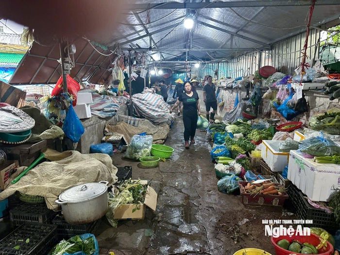 Nhiều chợ, tiểu thương nắm tình hình chậm nên hiện đang cấp tập thu dọn để đóng cửa trước khi bão đổ bộ. Ảnh: T.P
