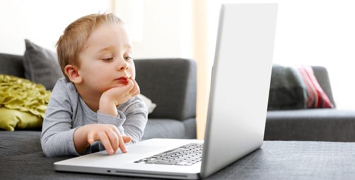 Việc dành quá nhiều thời gian trước màn hình không chỉ gây ảnh hưởng đến giấc ngủ hay tâm trạng, mà còn tiềm ẩn nguy cơ tác động tiêu cực đến sức khỏe tim mạch của trẻ. Ảnh: Internet.