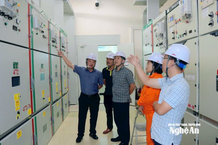Ông Vũ Anh Phương - Phó Tổng Giám đốc EVNNPC cùng các ban chuyên môn xuống hiện trường chỉ đạo, kiểm tra công tác phòng, chống bão số 5 (kajiki) tại Trạm 110kV Hưng Hòa, Nghệ An.