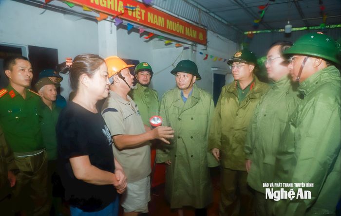 Chủ tịch UBND tỉnh trao đổi với ban cán sự, lực lượng chức năng phường Thành Vinh và khối 8 đang túc trực tại nhà văn hóa để bảo vệ tài sản người dân khu nhà tầng Quang Trung đã di dời đến nơi an toàn. Ảnh: Thành Duy