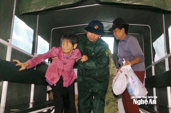 Chính quyền phường Cửa Lò (Nghệ An) đã huy động toàn lực, khẩn trương di dời hơn 2.500 người dân đến nơi an toàn. Ảnh: Đình Tuyên