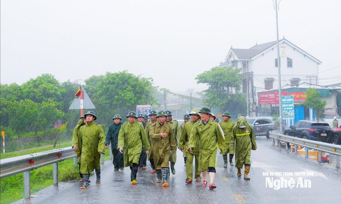 Phó Thủ tướng Chính phủ Trần Hồng Hà cùng đoàn công tác trực tiếp đi kiểm tra tuyến đê biển tại xã Diễn Châu. Ảnh: Phạm Bằng