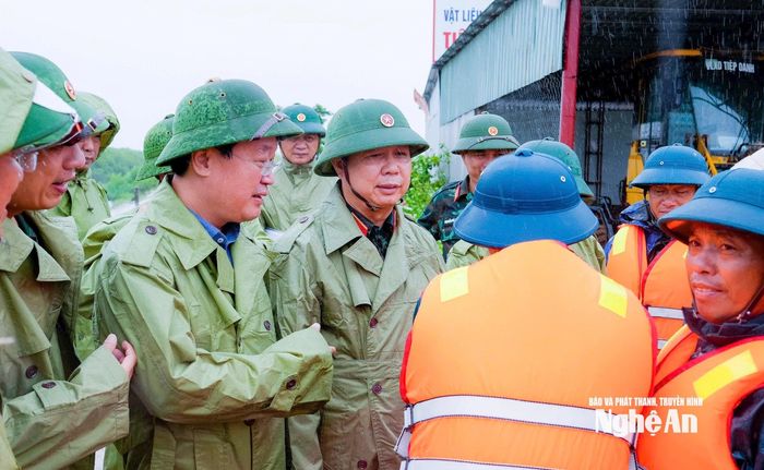 Đoàn công tác trao đổi với các lực lượng về việc tập trung di dời, sơ tán người dân tại các điểm xung yếu, vùng nguy hiểm đến nơi an toàn. Ảnh: Phạm Bằng