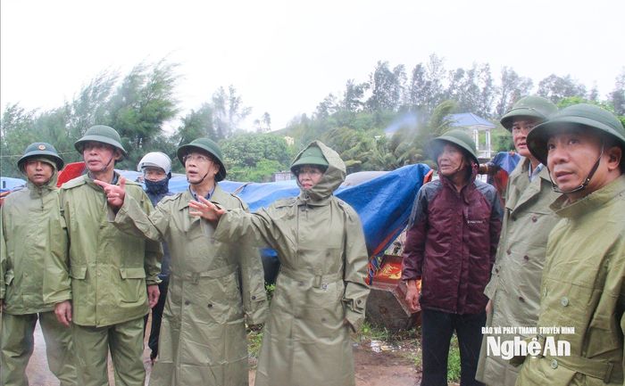 Đoàn công tác khảo sát từng nhà dân ở khu vực xung yếu. Ảnh: Mai Hoa