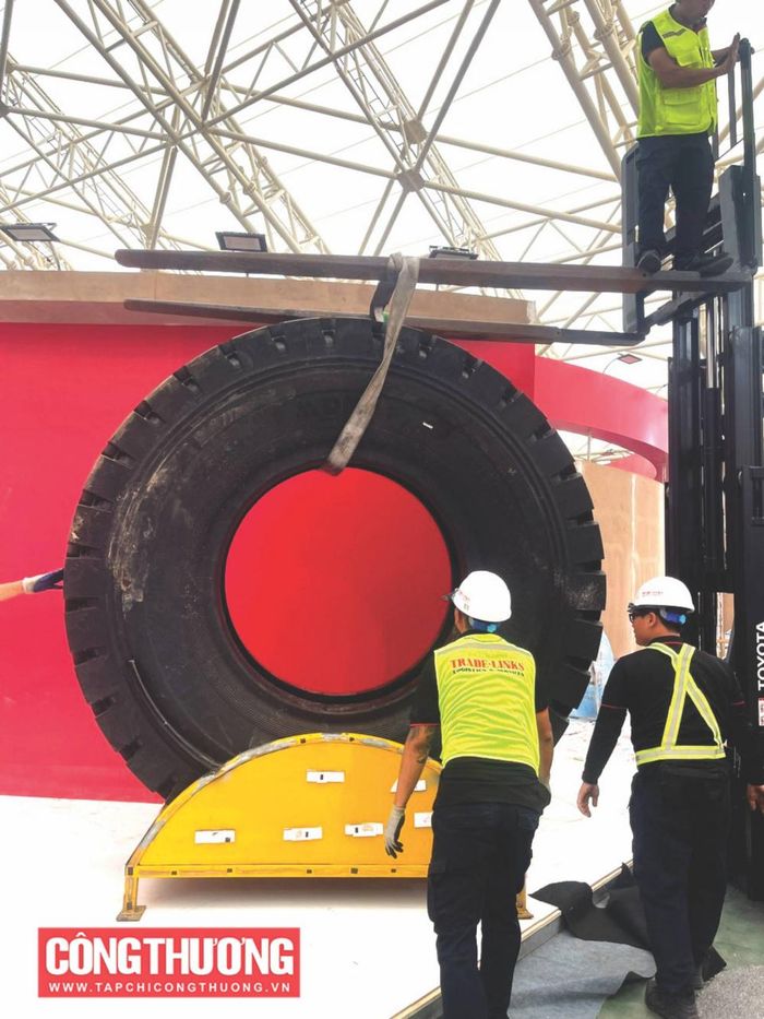 Lốp đặc chủng nặng 1,7 tấn, đường kính 2,7 m của Công ty Cổ phần Cao su Đà Nẵng được vận chuyển 750 km ra Hà Nội để trưng bày