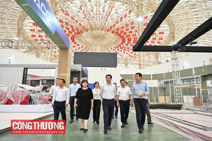 Bộ trưởng Bộ Công Thương Nguyễn Hồng trực tiếp kiểm tra tiến độ thi công triển lãm chiều 19/8/2025