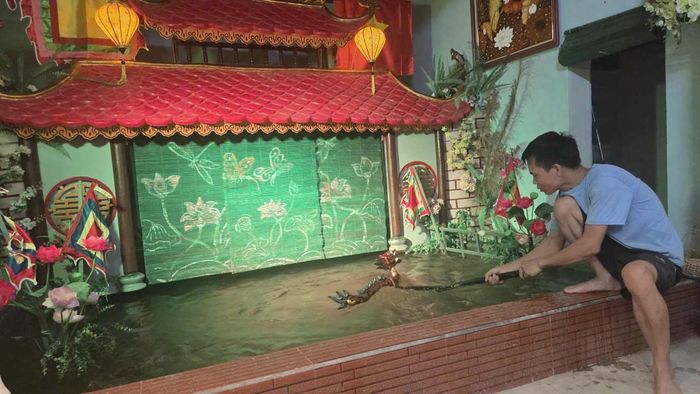 Điểm trình diễn nghệ thuật rối nước trong nhà của anh Phan Duy Truyền.