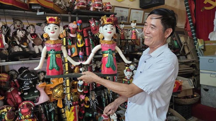 Nghệ nhân Phan Văn Mạnh - người đã gần trọn đời kế nghiệp nghề rối nước của cha.