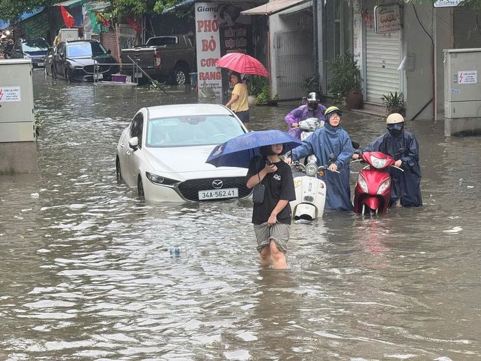 Phố Hồng Tiến (Bồ Đề) ngập sâu trong nước. Ảnh: Cương Quyết - TTXVN