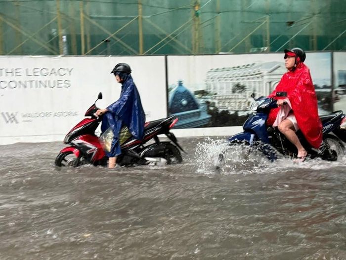 Mưa xối xả khiến nhiều tuyến đường nhanh chóng biến thành "sông". Ảnh: Lâm Khánh - TTXVN