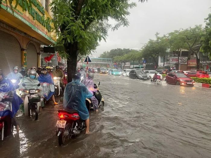 Ngập sâu trên đường Nguyễn Văn Cừ. Ảnh: An Đăng - TTXVN