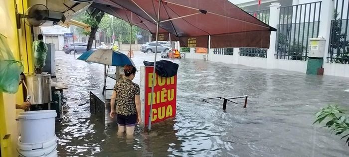 Phố Trần Quốc Toản ngập sâu ảnh hưởng trực tiếp đến cuộc sống của người dân. Ảnh: Hoàng Hiếu - TTXVN