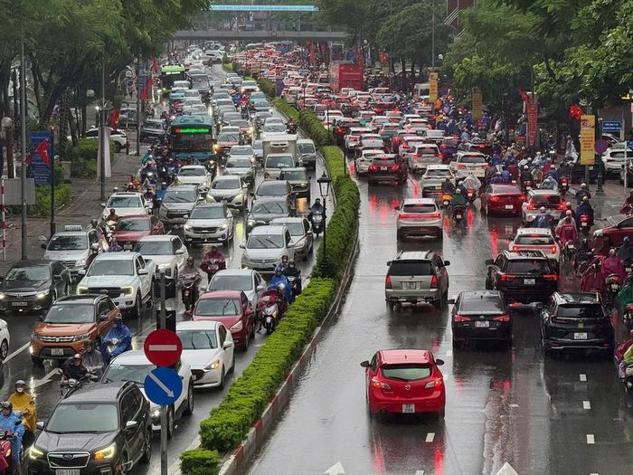 Nhiều phương tiện gặp khó khăn khi di chuyển trên đường Nguyễn Văn Cừ. Ảnh: Minh Quyết - TTXVN