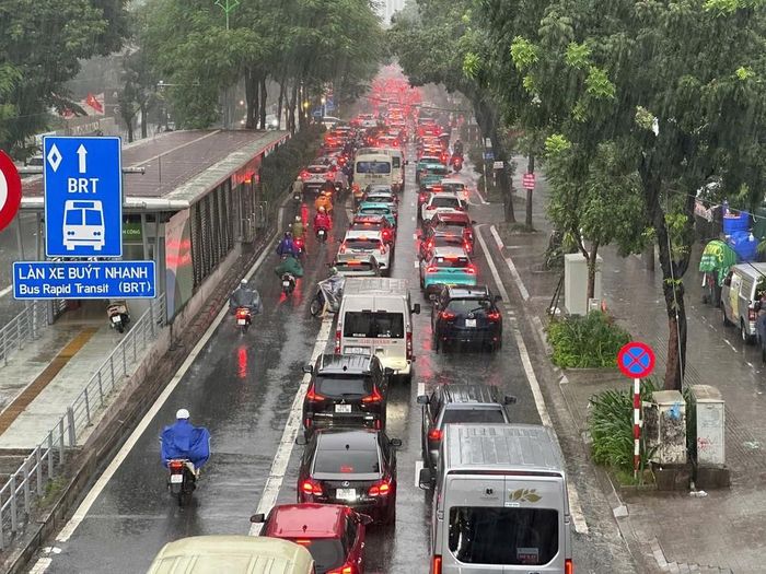 Ùn tắc giao thông trên phố Láng Hạ. Ảnh: Huy Hùng - TTXVN