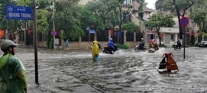 Ngã tư Quang Trung - Trần Quốc Toản nhanh chóng biến thành "sông". Ảnh: Hoàng Hiếu - TTXVN