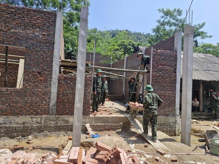 Lực lượng quân đội của Bộ Chỉ huy quân sự tỉnh Phú Thọ chung sức giúp đồng bào xóa nhà tạm, nhà dột nát tại xã Xuân Đài. Ảnh: Đào An-TTXVN
