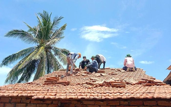 Đắk Lắk chung tay xóa nhà tạm bằng tinh thần nhiệt huyết, trách nhiệm. Trong ảnh: Lực lượng thanh niên và dân quan địa phương góp công xây dựng nhà mới cho người dân tỉnh Đắk Lắk. Ảnh: TTXVN phát