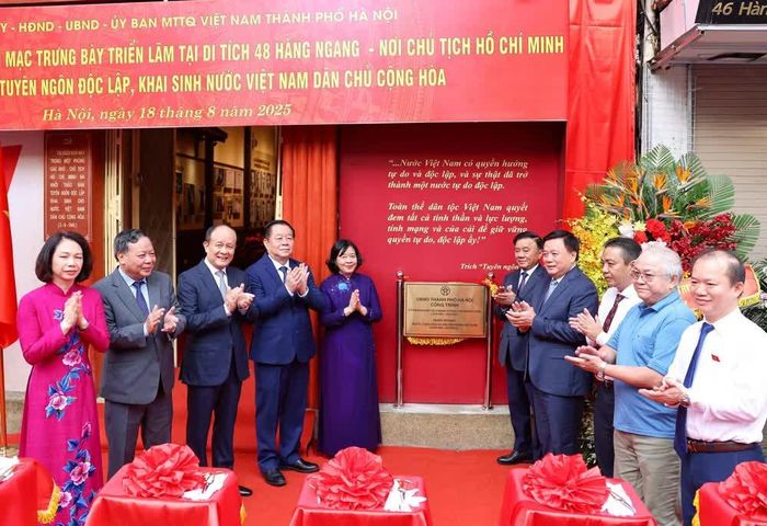 Đồng chí Trần Cẩm Tú, Ủy viên Bộ Chính trị, Thường trực Ban Bí thư cùng các đại biểu thực hiện nghi thức mở biển tại Ngôi nhà số 48 Hàng Ngang - nơi Bác Hồ khởi thảo “Tuyên ngôn Độc lập”. Ảnh: Thanh Tùng - TTXVN