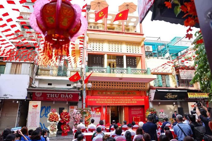 Lễ gắn biển và trưng bày triển lãm tại di tích 48 Hàng Ngang, phường Hoàn Kiếm (Hà Nội) sáng 18/8/2025. Ảnh: Thanh Tùng - TTXVN