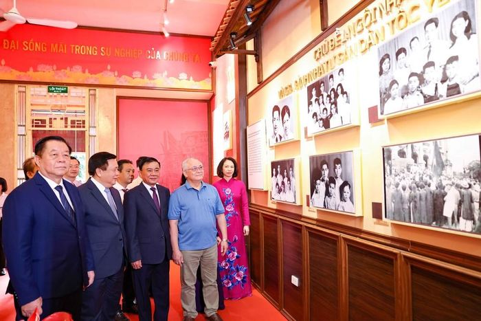 Đồng chí Trần Cẩm Tú, Ủy viên Bộ Chính trị, Thường trực Ban Bí thư cùng các đại biểu tham quan trưng bày. Ảnh: Thanh Tùng - TTXVN