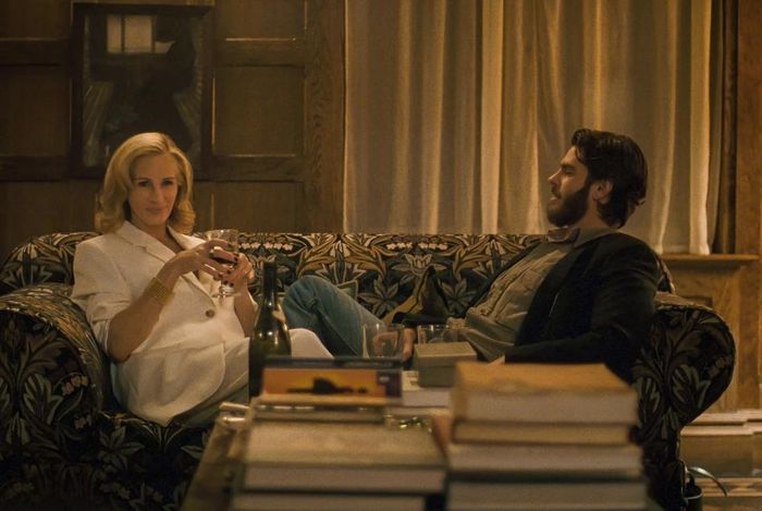 Julia Roberts và Andrew Garfield trong một cảnh phim "After the Hunt". Ảnh: Amazone MGM Studios