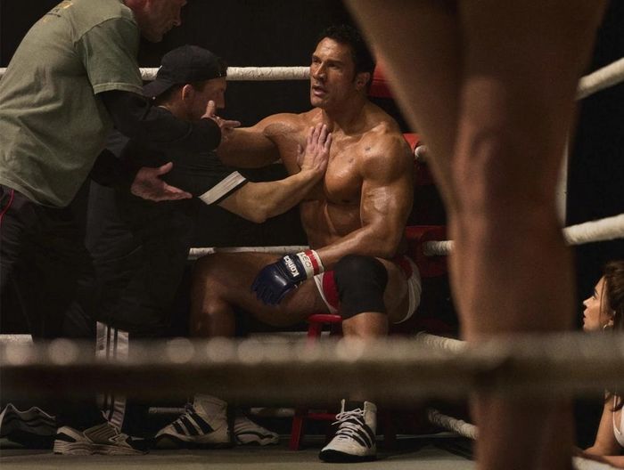 Dwayne Johnson trong một cảnh phim "The Smashing Machine". Ảnh: A24