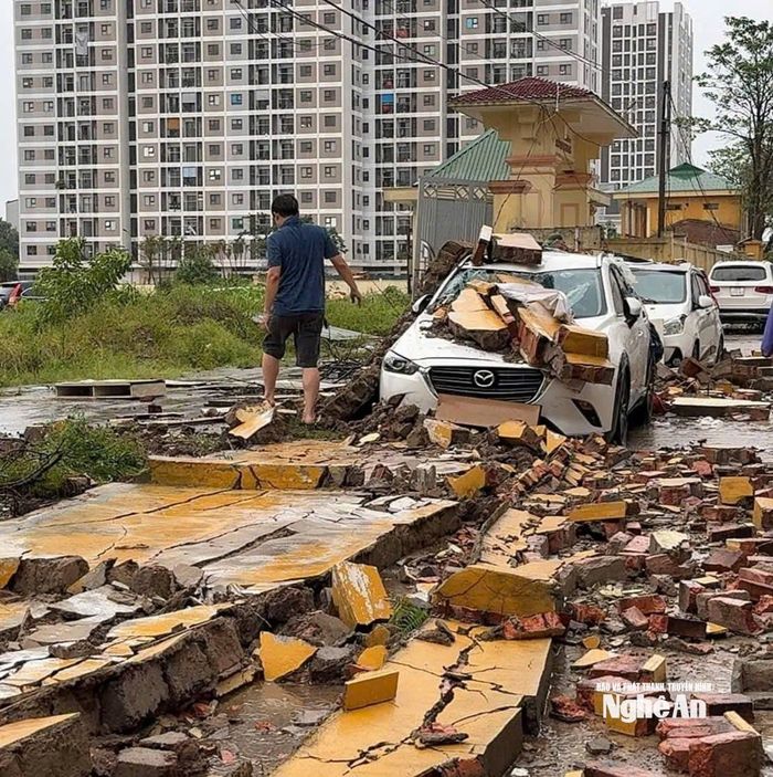 Nhiều ô tô bị hư hỏng do tường đổ.