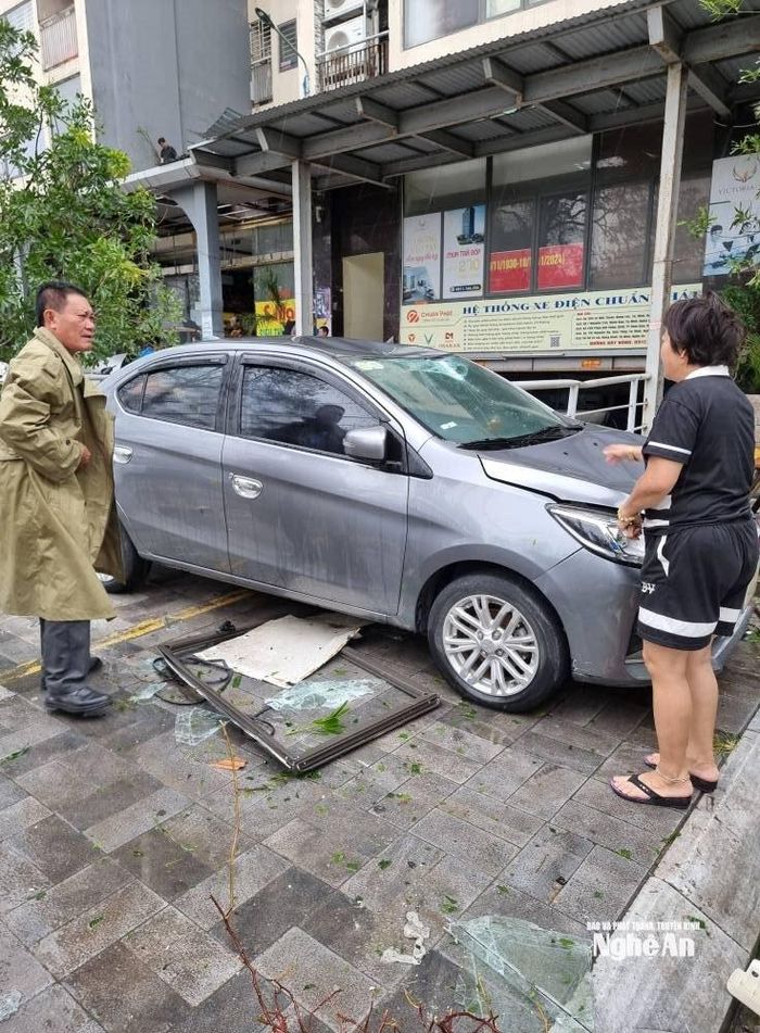 Một số xe bị móp do kính từ các tòa nhà cao tầng rơi trúng.