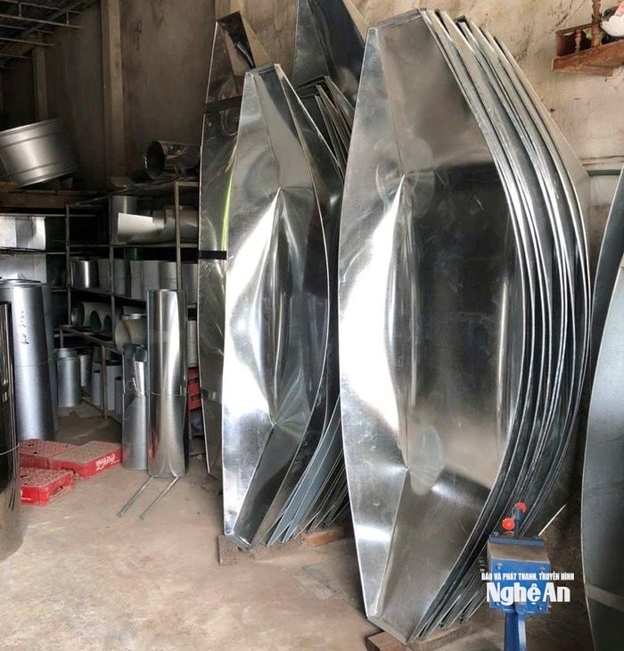 Đa dạng các mặt hàng thuyền tôn phục vụ bà con các xã ven sông Lam. Ảnh: Văn Trường