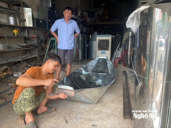 Khách hàng đến xưởng cơ khí chờ để lấy thuyền tôn. Ảnh: Văn Trường
