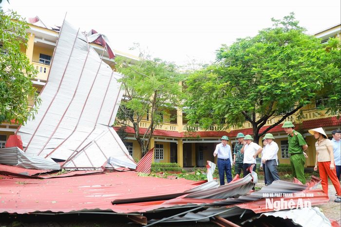 Chủ tịch UBND tỉnh Lê Hồng Vinh đến thị sát tại Trường THCS Kim Liên. Ảnh: Thành Duy