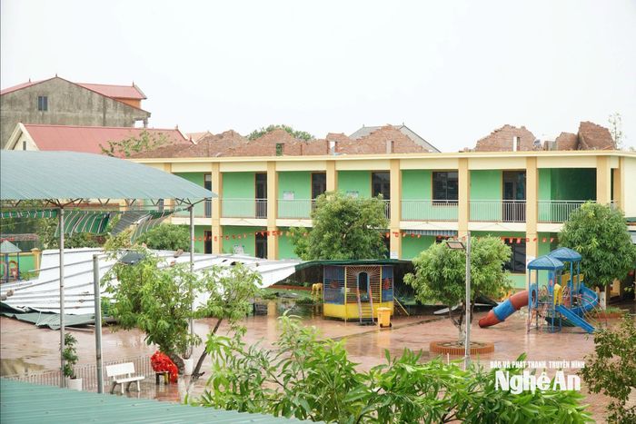 Khung cảnh của trường sáng nay (26/8) như một công trường ngổn ngang, từng tấm tôn rộng hàng chục mét bị gió giật rơi khắp sân trường. Ảnh: Mỹ Hà