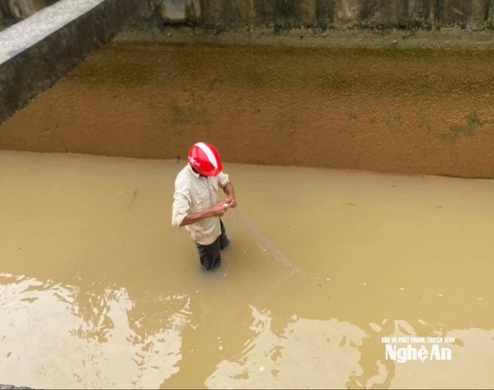 Mưa gió, nhiều người dân thả lưới bắt cá để cải thiện bữa ăn. Ảnh: Văn Trường