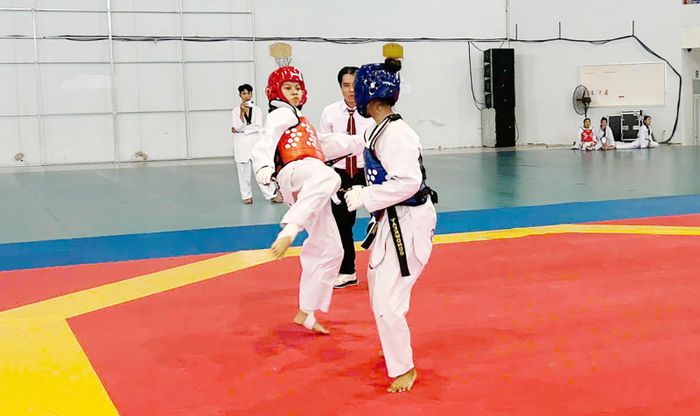 Các vận động viên thi đấu đối kháng.
